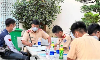 CLIP: Vây bắt dàn mô tô 'khủng' chạy tốc độ cao vào đường cấm