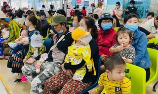 Trẻ mắc bệnh 'ùn ùn', nhiều bệnh viện quá tải vì 'nợ miễn dịch' hậu COVID-19