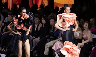 Hoa hậu Tiểu Vy diện váy lạ mắt, diễn vedette cùng Hoa hậu Trái đất 2015 Angelia Ong