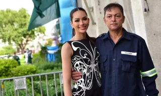 Bố của Hoa hậu Hoàn vũ Thái Lan 2022 mặc quần áo lao công dự sự kiện của con gái