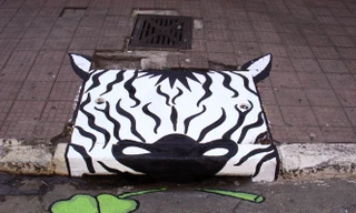 Nghệ thuật bước ra từ... nắp cống