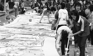 Hơn 100 sinh viên, họa sĩ cùng nhau vẽ bức tranh trên lòng đường dài hơn 50m, rộng gần 3m