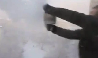 Kỳ lạ nước sôi biến thành tuyết trắng ở Nga