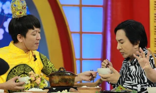 Kim Tử Long vừa ăn vừa 'bắn' tiếng Anh khiến Trường Giang thán phục.