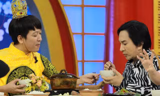 Kim Tử Long vừa ăn vừa 'bắn' tiếng Anh khiến Trường Giang thán phục.