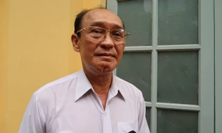 Nghệ sĩ Duy Phương trước TAND Quận 1 sau buổi làm việc với thư kí tòa. Ảnh: Yến Nhi.