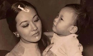 Bé Cúc Cu (Hà Linh) - con trai cố nghệ sĩ Thanh Nga trong vòng tay mẹ. Ảnh tư liệu.