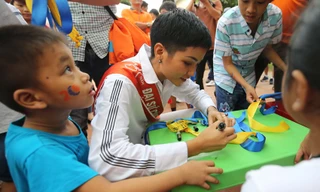 Hoa hậu H’hen Niê tại làng S.O.S Huế.