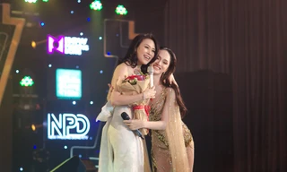 Hoa hậu chuyển giới Hương Giang tặng hoa cảm ơn Mỹ Tâm.