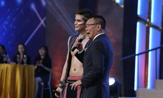 MC Lại Văn Sâm bên cạnh K’Brơi.