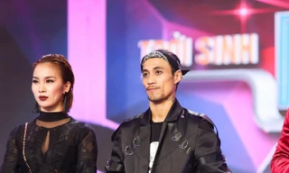 Phạm Lịch và huấn luyện viên Phạm Anh Khoa trong gameshow truyền hình.