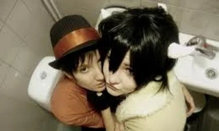 Mây mưa trong nhà vệ sinh, đôi tình nhân làm sập bồn cầu