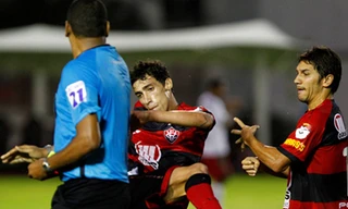 Cầu thủ ‘tung cước’ đá… trọng tài