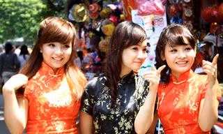 Giới trẻ đón Trung thu sớm trên phố Hàng Mã