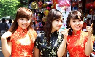 Giới trẻ đón Trung thu sớm trên phố Hàng Mã