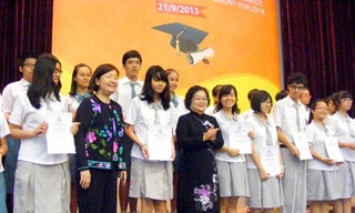 Trao hàng chục ngàn suất học bổng cho học sinh, sinh viên nghèo