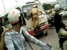 Cảnh sát giao thông 'đánh đu' trước đầu xe