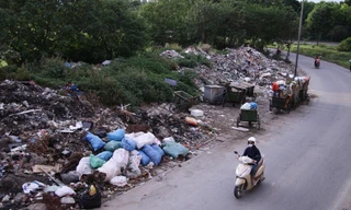 Bãi rác tự phát khổng lồ 'tra tấn' người đi đường ở Hà Nội