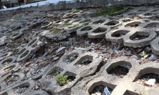 Bờ kè hồ Trúc Bạch xuống cấp, sụt lún nghiêm trọng