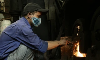 Nắng như thiêu đốt, người dân làng rèn vẫn miệt mài đập đe bên bếp lửa