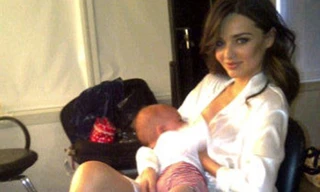 Siêu mẫu đồ lót không ngại cho con bú