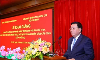 Đồng chí Nguyễn Xuân Thắng, Ủy viên Bộ Chính trị, Chủ tịch Hội đồng Lý luận Trung ương, Giám đốc Học viện Chính trị Quốc gia Hồ Chí Minh, Trưởng ban tổ chức lớp học phát biểu tại lễ khai giảng