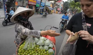 Túi táo nhỏ được bà L bán cho du khách nước ngoài với giá 200.000 đồng. 