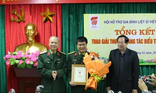 Ban tổ chức trao giải Nhất cho tác giả đoạt giải