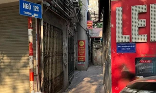 Hà Nội: Tranh cãi dựng barie trong ngõ 2 xe máy khó tránh nhau