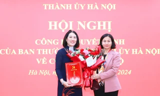 Phó Bí thư Thường trực Thành ủy Hà Nội Nguyễn Thị Tuyến trao Quyết định của Ban Thường vụ Thành ủy và tặng hoa chúc mừng đồng chí Nguyễn Thị Vân.