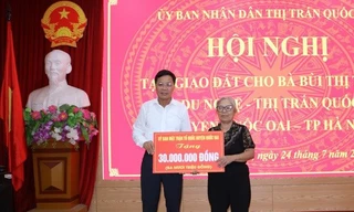 Ủy ban MTTQ huyện Quốc Oai tặng gia đình bà Thanh 30 triệu đồng 
