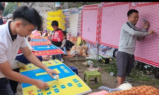 Du khách đặt tiền chơi trò ném phi tiêu cộng điểm trúng thưởng tại Khu du lịch- di tích Đền Sóc