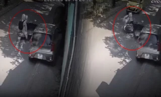 Mở cửa ô tô bất cẩn khiến 2 người đi xe máy thương vong