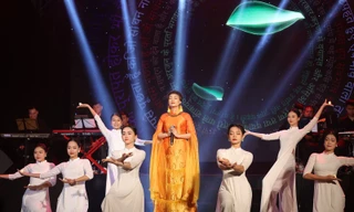 Ca sĩ Ngọc Khuê cùng các nghệ sĩ biểu diễn tại đêm nhạc từ thiện "Cánh hoa bay"