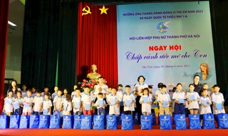 Các đơn vị đỡ đầu đã tiếp nhận, trao yêu thương và tặng quà cho trẻ mồ côi có hoàn cảnh khó khăn tại ngày hội