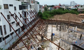 Hà Nội: Thi công dự án gần 100 tỷ đồng, nhiều nhà dân phải 'chống nạng'