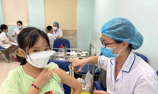 Trẻ trong độ tuổi tiêm vaccine trong Chương trình tiêm chủng mở rộng