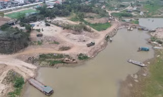 Hà Nội: Hàng loạt bãi trung chuyển vật liệu xây dựng trái phép ven sông Hồng
