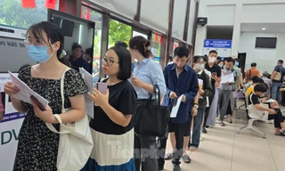 Hà Nội: Công dân xếp hàng chờ làm thủ tục, phường trang bị thẻ rung báo đến lượt