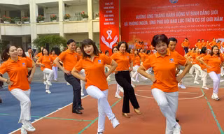 Các đại biểu đồng diễn sắc cam hưởng ứng Tháng hành động vì bình đẳng giới