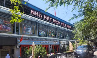 Phía sau Nhà hát Lớn Hà Nội là Nhà hát Kịch Việt Nam