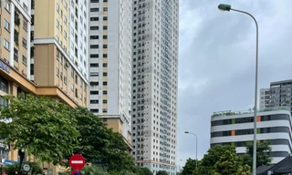 Hà Nội: 'Nhổ' dãy cọc tiêu do doanh nghiệp cắm dưới lòng đường để 'giữ chỗ' trông xe ô tô