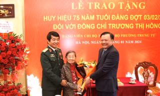 Bí thư Thành ủy Hà Nội Đinh Tiến Dũng trao Huy hiệu 75 năm tuổi Đảng và tặng hoa chúc mừng đồng chí Trương Thị Hồng