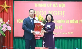 Phó Bí thư Thường trực Thành ủy Hà Nội Nguyễn Thị Tuyến trao quyết định điều động, bổ nhiệm ông Nguyễn Xuân Linh giữ chức vụ Bí thư Quận ủy quận Hoàng Mai. 