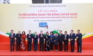 Các đại biểu thực hiện nghi lễ gắn biển mang tên Đỗ Mười, cố Tổng Bí thư Ban chấp hành Trung ương Đảng Cộng sản Việt Nam. 