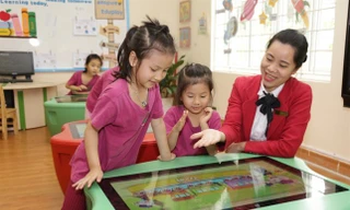 Giáo viên hướng dẫn trẻ học tập