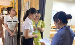 Các thí sinh tham dự kỳ thi tuyển viên chức ngành giáo dục Hà Nội năm 2023