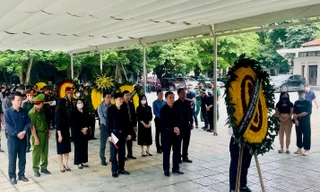 Đoàn Thành ủy - HĐND - UBND - Ủy ban Mặt trận Tổ quốc Việt Nam thành phố Hà Nội do Phó Chủ tịch Hà Minh Hải dẫn đầu viếng bà Phạm Thị Thanh Mai.