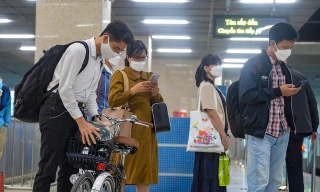 Hành khách chờ đi tàu tuyến Cát Linh- Hà Đông