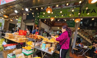 Hà Nội: Thực phẩm ăn liền 'phơi trần' tại các điểm di tích, thắng cảnh